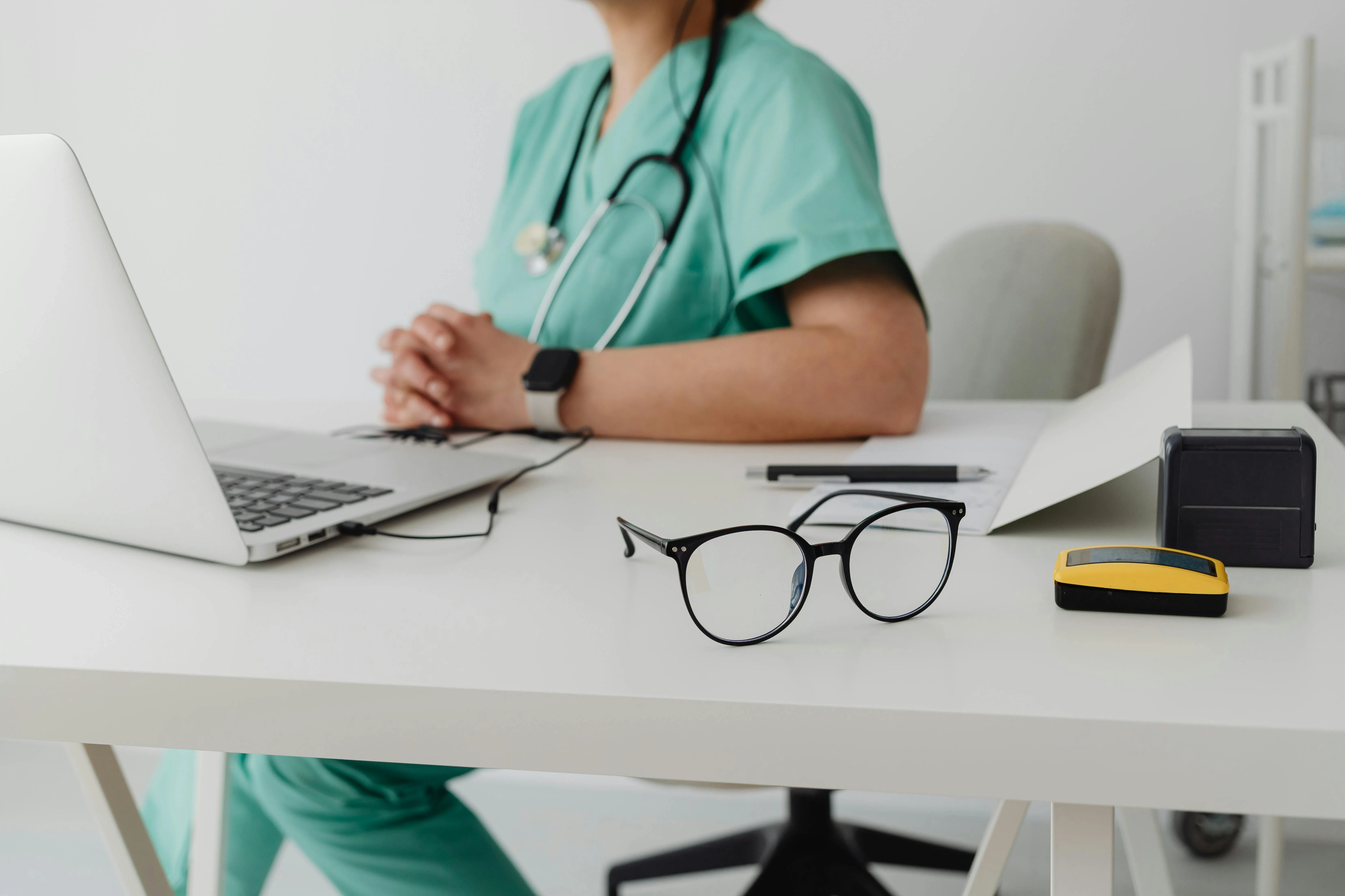 Arzt überprüft Krankenunterlagen während eines Patientengesprächs
